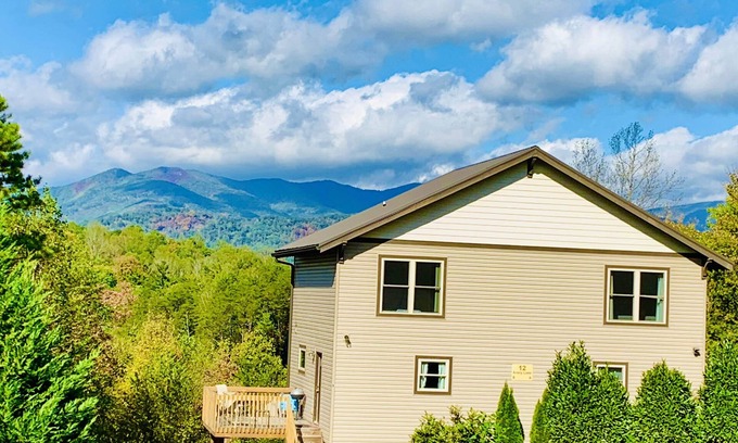 Asheville House | Gorgeous Mountain View, Duplex B, Dog Friendly, Fresh New Look