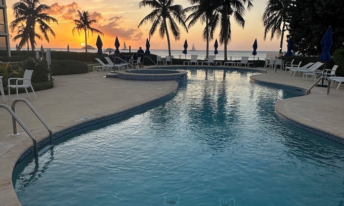 Seven Mile Beach Condo | Gorgeous ocean views on Seven Mile Beach!