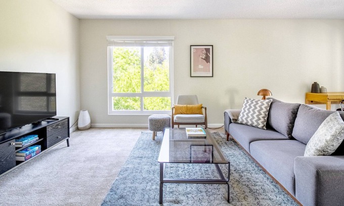 Palo Alto Apartment | Gorgeous Palo Alto 2BR w/ Gym, Pool, near 82, 101, and 280, by Blueground