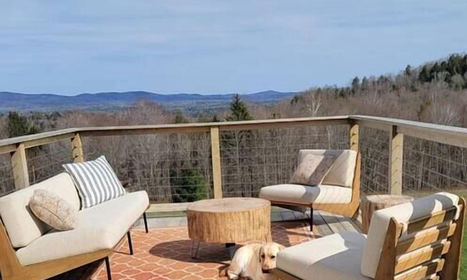 Johnson House | Gorgeous Retreat with Mtn Views near Stowe/Smuggs