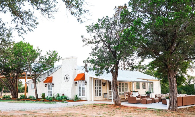 Mineral Wells House | Gorgeous Ridge View Retreat.Historic Casa.Sleeps 11 .Walk to River. ADA Acc.
