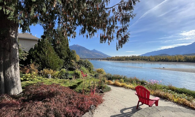 Revelstoke House | Gorgeous riverfront home, great views, minutes to Mt Revelstoke and downtown.