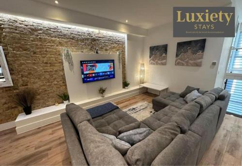 Westcliff-on-Sea Apartment | Gorgeous & Sleek 2BR City Centre Nr Cliffs Pavillion by Luxiety Stays
