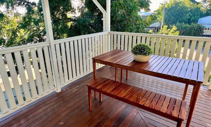 Railway Estate Apartment | Gorgeous Tropical Queenslander - 2km to Stadium