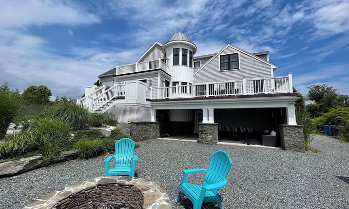 Newport East House | Gorgeous Views, Just Minutes From First Beach!