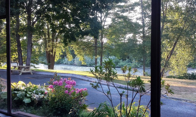 Redwood House | Gorgeous Views of Rogue River from house, patio and lawn
