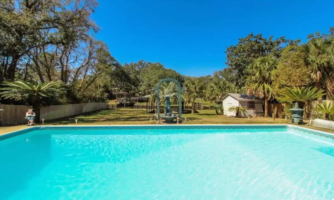 Fort Walton Beach House | Gorgeous waterfront house with relaxing pool in Fort Walton.