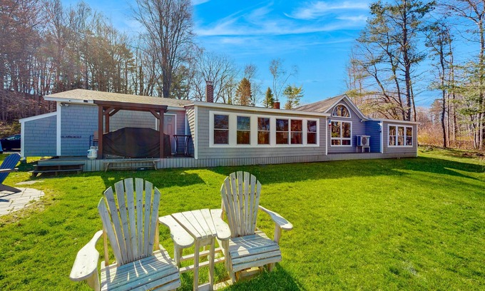 Wiscasset Cottage | Gorgeous Waterfront Home on Westport Island with 2 Sunrooms