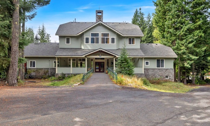Government Camp Cabin | Government Camp Lodge with Hot Tub and Room for the Whole Family!