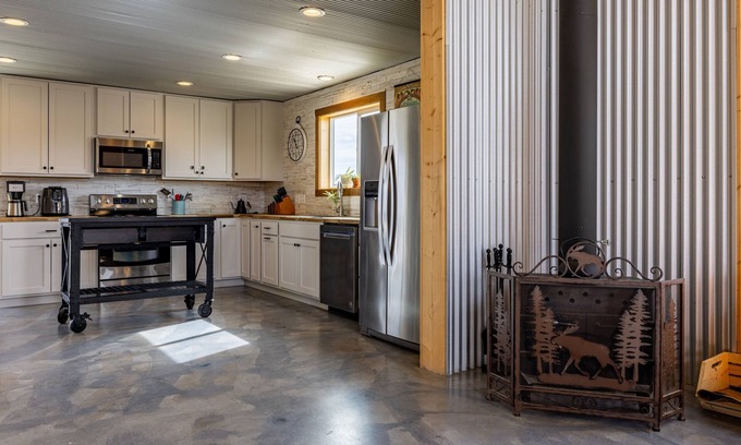 Cody House | Grace's Getaway- Panoramic mountain views, pet friendly
