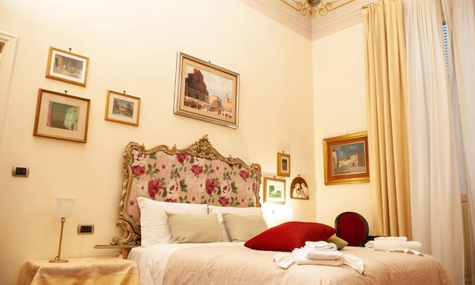 Historic Center Bed & Breakfast | Gran Suite Piazza Maggiore - T&T communications