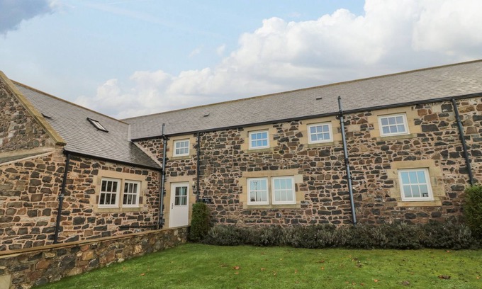 South Charlton Cottage | GRANARY STONE HOUSE, pet friendly, luxury holiday cottage in Embleton