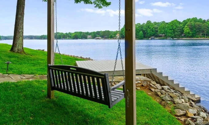 Mooresville House | Grand Bay w/Hot Tub, 440' Shoreline & Optional Boat Rental