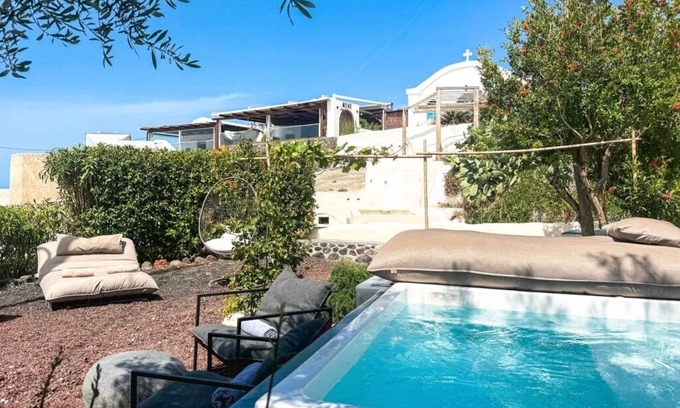 Oia Hotel | Grand Cave House with Shared Garden and Plunge Pool