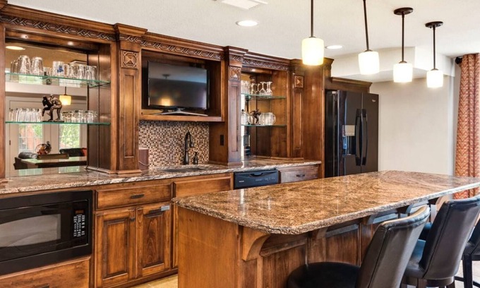 Prairie Point-Wildberry House | Grand Entertainer w/ Cinema⭐️Deck⭐️Bar⭐️Fire Pit⭐️
