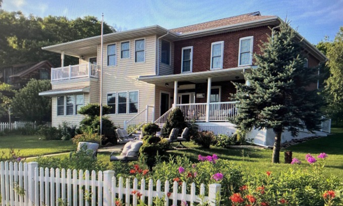 Trempealeau House | Grand home with views of the Mississippi!