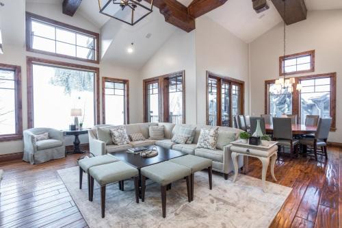 Empire Pass Apartment | Grand Lodge - Five Bedroom #402 - Ski-in ski-out condo