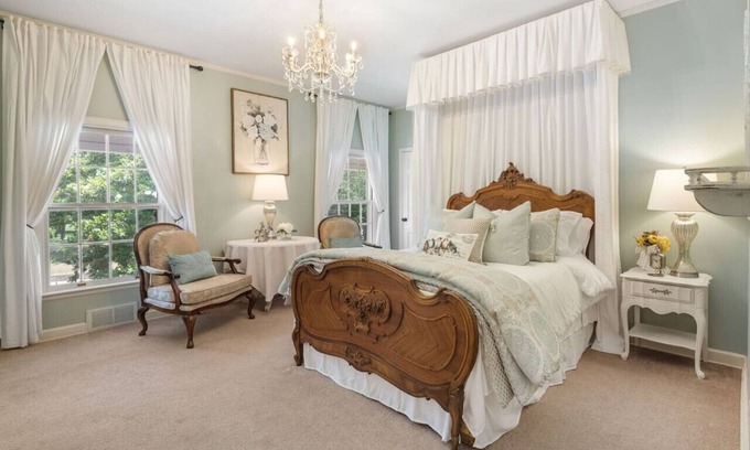 Fort Smith Apartment | Grand Mansion-Magnolia suite