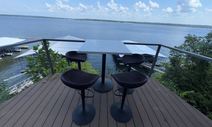 Vinita House | Grand Waterfront-Luxury 4-Level Lakefront Retreat, Community Pool