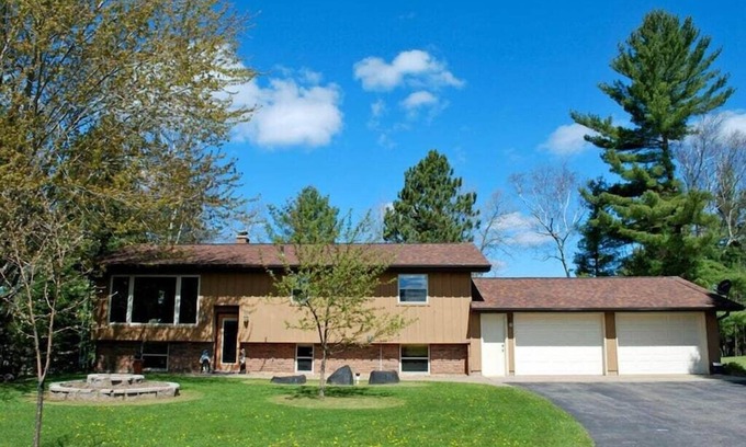 Eagle River House | Grandpa’s Lagoon! Spacious Cabin on Eagle River Chain, minutes from downtown!