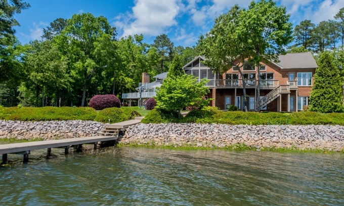 Henrico House | Grandview Lodge | Magnificent Main Lake Views | 3 Night Min