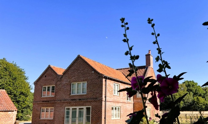 Lincoln House | Grange Farm - Four Bedroom House, Sleeps 8