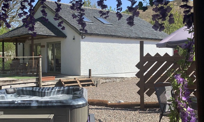 Salen Cottage | GRANT COTTAGE, pet friendly, character holiday cottage in Strontian