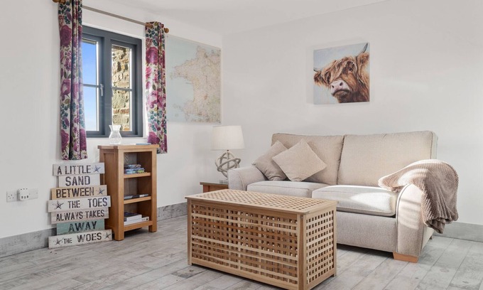 Haverfordwest House | "Grassholm" Sea View Cottage with Hot Tub - Dog Friendly