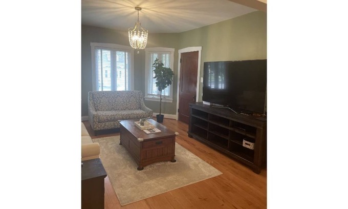 Jefferson Park Apartment | Great 2 Bed 1 Bath. (Pet friendly)