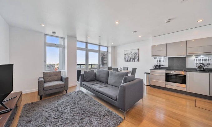 Limehouse Apartment | Great 2 Bed Flat With City View