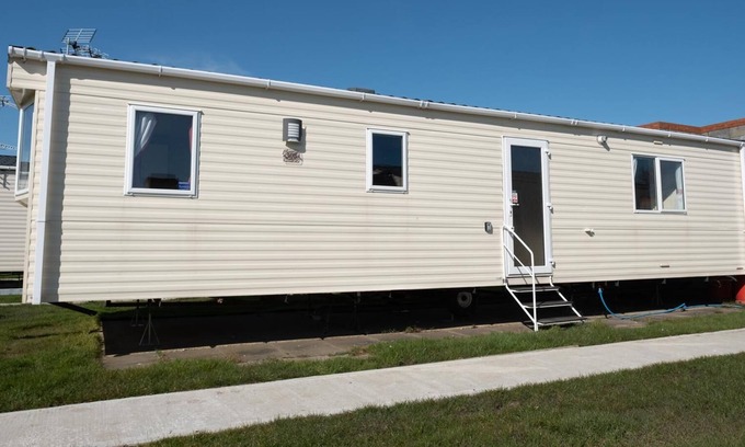 Walton on the Naze House | Great 6 berth caravan for hire at Naze Marine in Essex ref 17111P