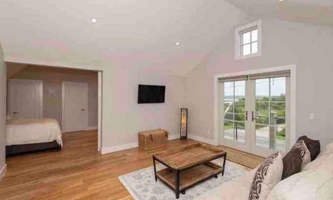 Montauk House | Great central location, new constructionheated gunite saltwaterpool