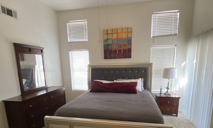 Guasti House | Great centrally located home 5 minutes from the airport