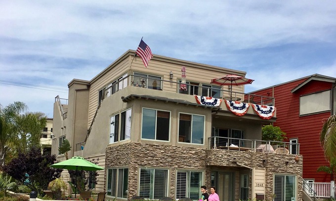 Mission Beach Condo | Great Family Location! Grass, Sand, Bay & SUV + parking