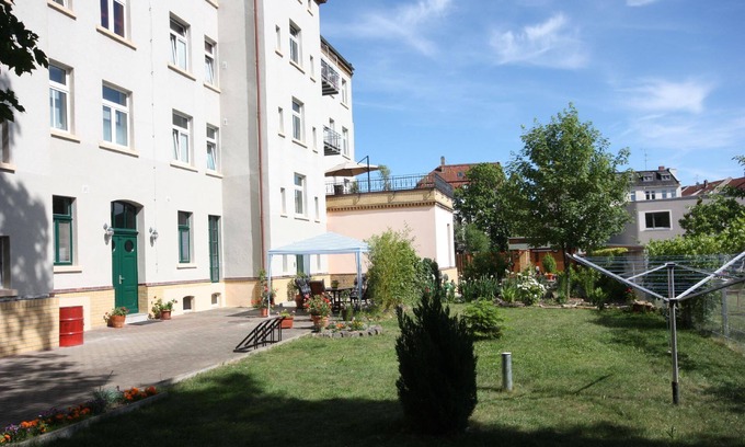 Neuschonefeld Apartment | Great flat with communal pool and garden