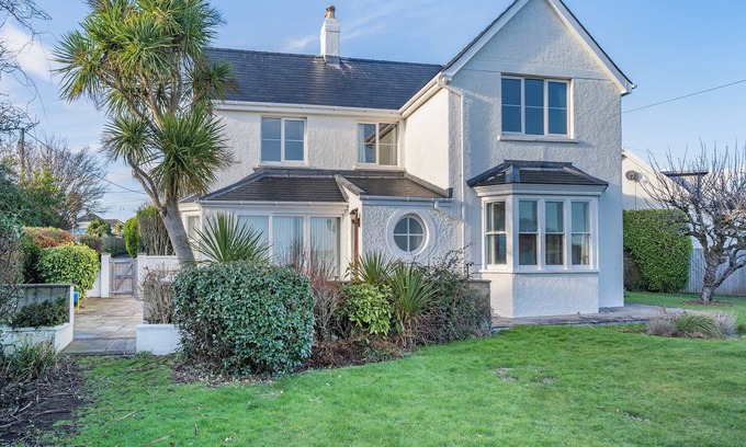 Penally Cottage | Great for family get-togethers and within walking distance to the beach.
