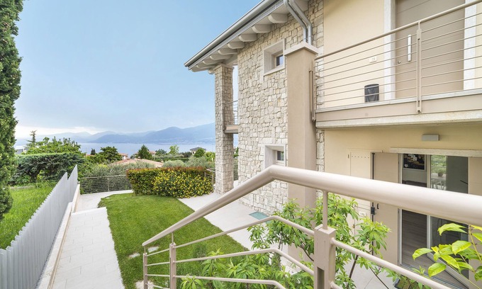 Albisano Apartment | GREAT LAKE VIEW - PRIVATE GARDEN - JACUZZI