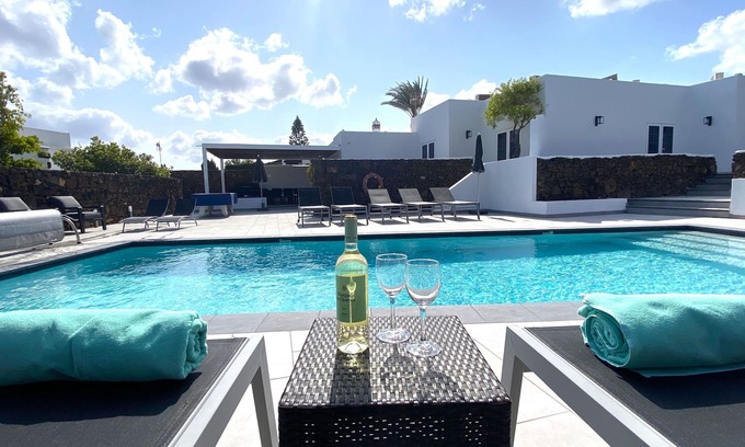Los Mojones Villa | Great Location, WIFI, Hot Tub, SKY Sports, Air Conditioned, H pool, Pool Table