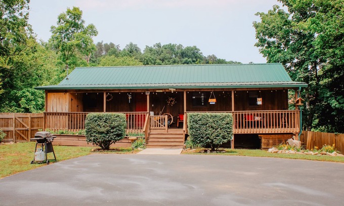 Cosby Cabin | Great Location, Creekside, Trout Fishing, Fire Pit, Hot Tub & WiFi