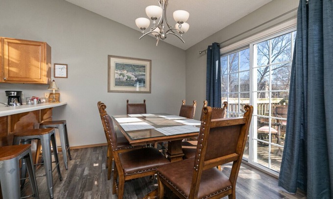 Springfield House | Great Location for Work & Play, King Master Suite