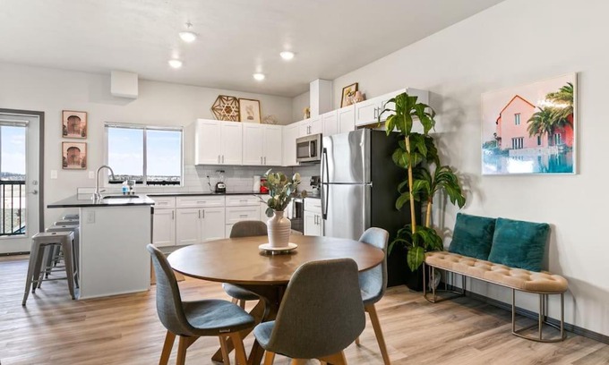 South Perry District Apartment | Great New 2 Bed 2 Bath Near Perry District and DT