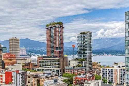 Crosstown Apartment | Great Ocean Mountain & City views with one free parking