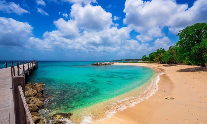 Maynards Hotel | Great Relaxing Overnight Stay! Unit Near to Mullins Beach! 2 Pools, Parking!