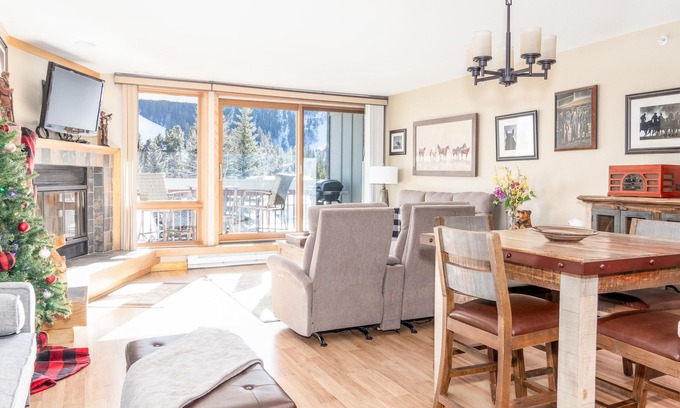 Mountain House Condo | Great Romantic Gateway. Pool. Hot Tub. Lift.