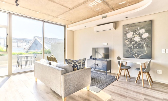 Cape Town City Centre Apartment | Great Studio with Balcony and City views