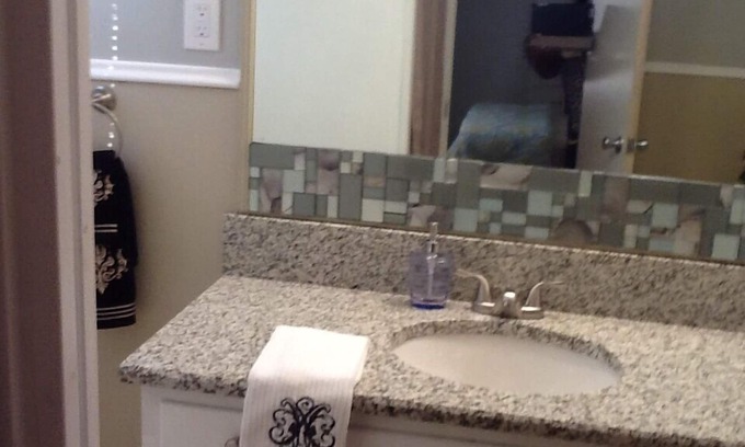 Baldwin House | Great updated Long Island Entire Apartment Nr Airport, Beaches, Train, College
