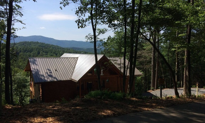 Ellijay Cabin | Great Views -"Lazy Bear Inn"