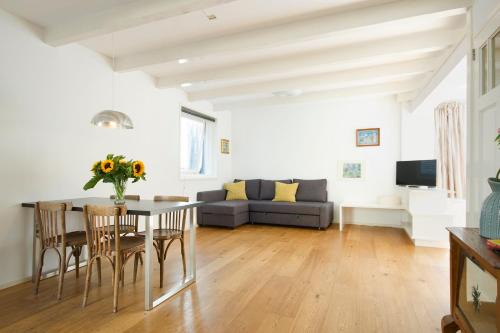 Burgwallen Nieuwe Zijde Apartment | Green Alley Studio