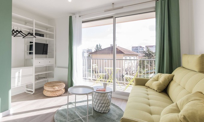 Croix Luizet Apartment | "Green Cosy, Doua/INSA/CESI, balcony, possibility of garage, workspace