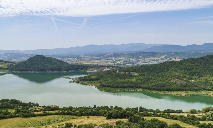 Pieve Santo Stefano House | Green Deluxe Romantic Apartment, Organic Farmhouse with Lake View & Tuscan Charm
